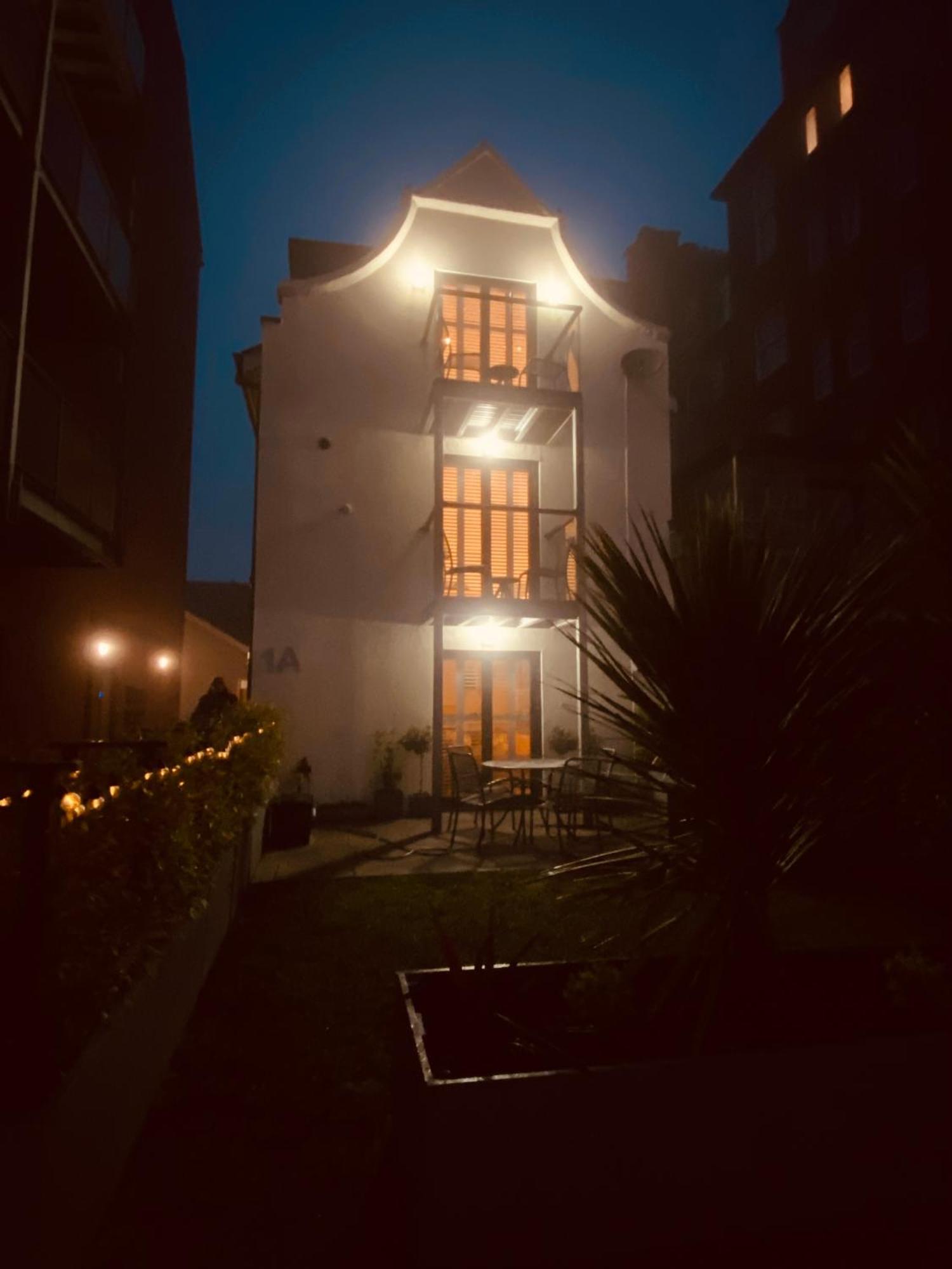 הוילה וויטבי Retro Retreat, Sea View, Free Parking & Ev Plug-In מראה חיצוני תמונה